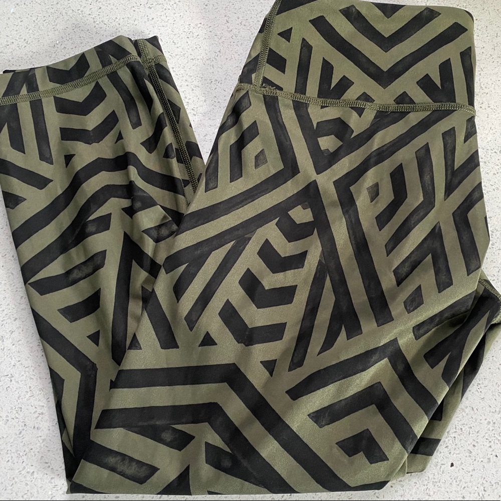 🍋lululemon🍋 Capri Leggings - 6 fits like a 4